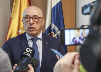 Los graneleros salvan las matemáticas en el puerto de Tenerife ante el desplome pesquero