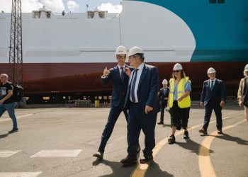 El ministro Hereu pasa revista al negocio naval de Laskadiris en el puerto de Las Palmas