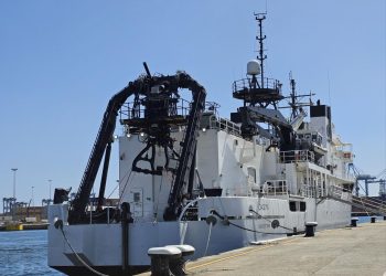 Romeu en Las Palmas, con el antiguo buque espía que ahora usa Inkfish para la pesca