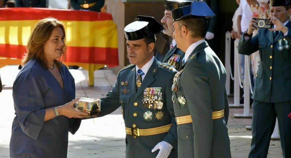 Puerto de Las Palmas: Calzada recibe el reconocimiento de la Guardia Civil en el Día del Pilar
