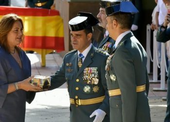 Puerto de Las Palmas: Calzada recibe el reconocimiento de la Guardia Civil en el Día del Pilar